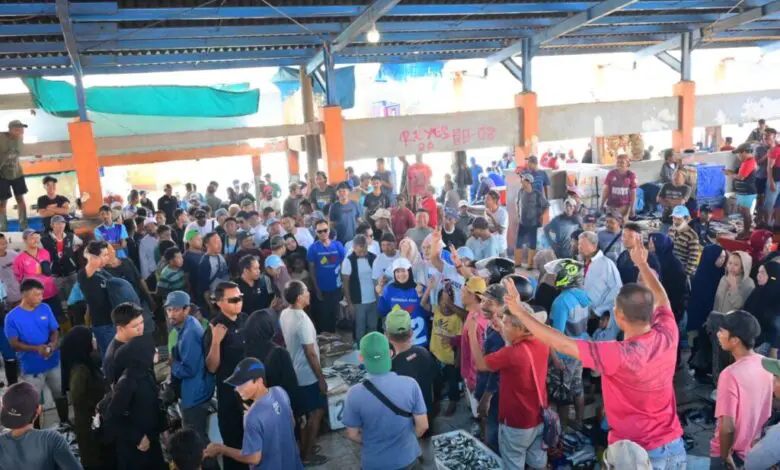 Cawagub Fatmawati Rusdi Dapat Sambutan Hangat dari Pedagang dan Nelayan di Paotere Cawagub Fatmawati Rusdi Dapat Sambutan Hangat dari Pedagang dan Nelayan di Paotere