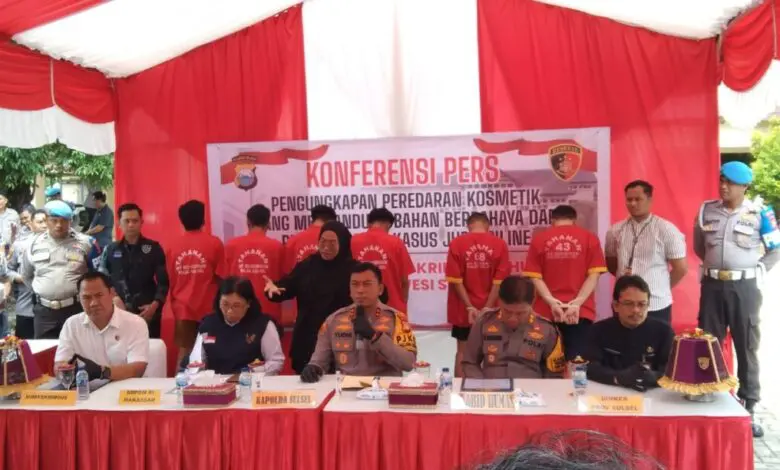 Polda Sulsel Ungkap Kasus Judi Online, 2 Orang Selegram dan 4 Orang Pengendali Situs Jadi Tersangka Polda Sulsel Ungkap Kasus Judi Online, 2 Orang Selegram dan 4 Orang Pengendali Situs Jadi Tersangka