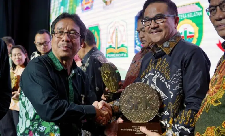 Pemprov Sulsel Sabet Penghargaan Indeks Maturitas Tata Kelola SPK dari BSN Pemprov Sulsel Sabet Penghargaan Indeks Maturitas Tata Kelola SPK dari BSN