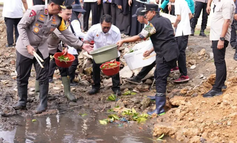 Percepat Ketahanan Pangan di Sulbar, Pj Gubernur dan Kapolda Tebar Benih Kepiting di Mako Brimob Percepat Ketahanan Pangan di Sulbar, Pj Gubernur dan Kapolda Tebar Benih Kepiting di Mako Brimob