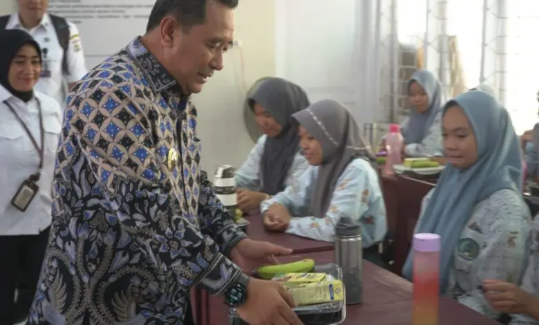 Pj Gubernur Bahtiar Hadiri Uji Coba Makan Bergizi Gratis di SMKN 1 Mamuju dan Bagikan Bantuan Pj Gubernur Bahtiar Hadiri Uji Coba Makan Bergizi Gratis di SMKN 1 Mamuju dan Bagikan Bantuan