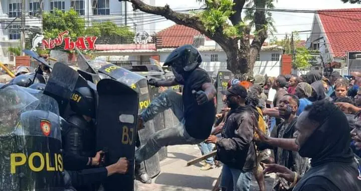 Demo Mahasiswa Papua di Makassar Ricuh, Sejumlah Polisi Terluka Demo Mahasiswa Papua di Makassar Ricuh, Sejumlah Polisi Terluka