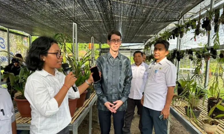 Sulbar Pamer Kebun Anggrek ke Konjen Australia Sulbar Pamer Kebun Anggrek ke Konjen Australia