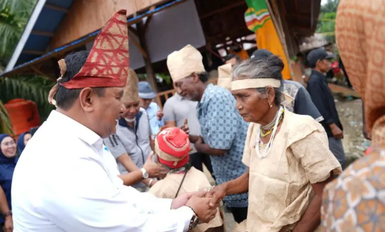 Pj Gubernur Bahtiar Bagikan Sembako ke Suku Adat Terpencil Pj Gubernur Bahtiar Bagikan Sembako ke Suku Adat Terpencil