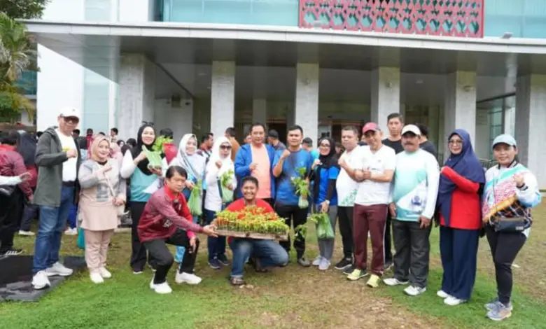 Pemprov Sulbar Bagikan 24 Ribu Pohon Cabai ke Masyarakat Pemprov Sulbar Bagikan 24 Ribu Pohon Cabai ke Masyarakat