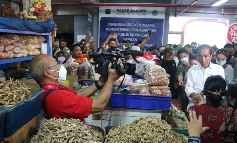 Jokowi Blusukan ke Pasar Badung, Cek Harga Selepas KTT G20 Jokowi Blusukan ke Pasar Badung, Cek Harga Selepas KTT G20