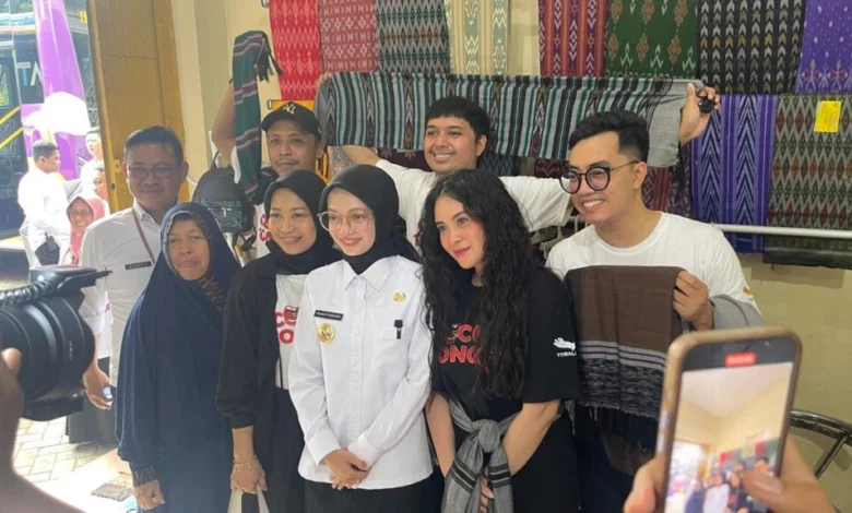 Wali Kota Kediri Vinanda Prameswari Apresiasi Film Cocote Tonggo, Kaitkan Pesan Film dengan Semangat UKM Batik Khas Kediri Wali Kota Kediri Vinanda Prameswari Apresiasi Film Cocote Tonggo, Kaitkan Pesan Film dengan Semangat UKM Batik Khas Kediri
