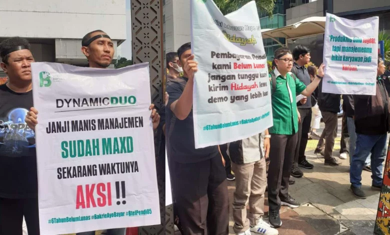 Eks Karyawan PT Bakrie Telecom Gelar Aksi Damai Tuntut Pelunasan Kompensasi PHK yang Tak Kunjung Dibayar Eks Karyawan PT Bakrie Telecom Gelar Aksi Damai Tuntut Pelunasan Kompensasi PHK yang Tak Kunjung Dibayar