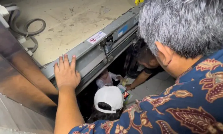 Dosen dan Mahasiswi Terjebak Lift Kampus Unifa Makassar