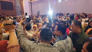 Peserta Berdesakan Sambut Kehadiran Anies Baswedan di Saresehan IKA UNM