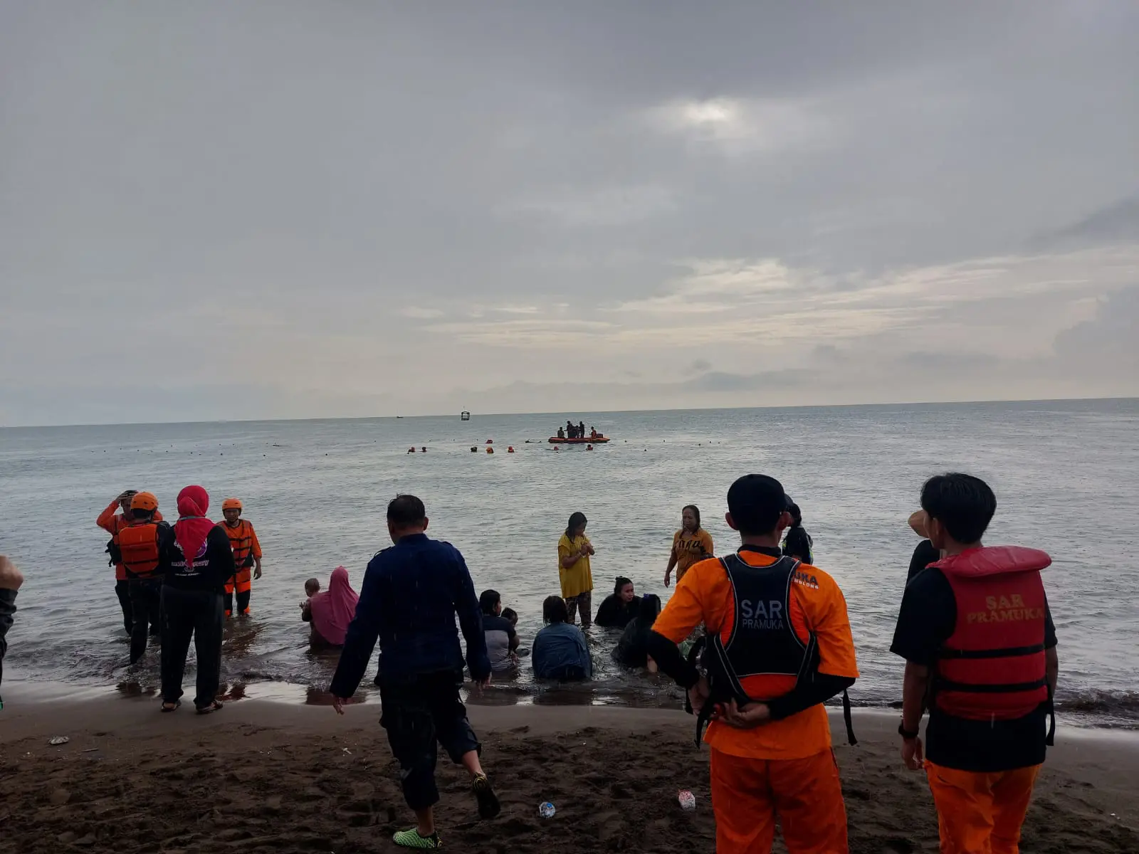Bocah yang Tenggelam di Pantai Biru Makassar Ditemukan Tim SAR