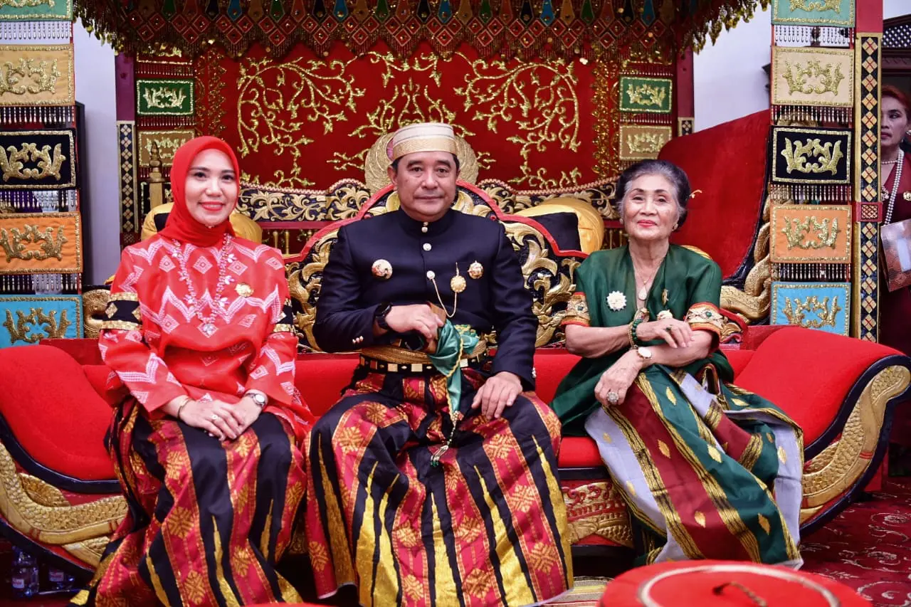 Kedatuan Luwu Hadiahi Pj Gubernur Sulsel Keris Sapukala, Apa Maknanya?
