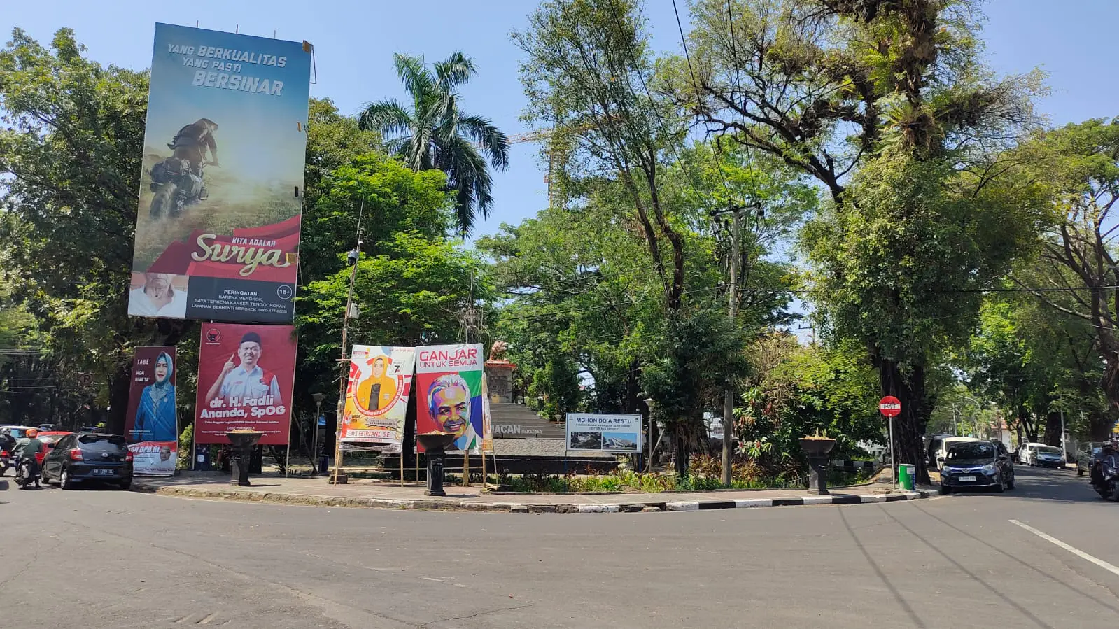 Satpol PP Makassar Tertibkan APK yang Melanggar