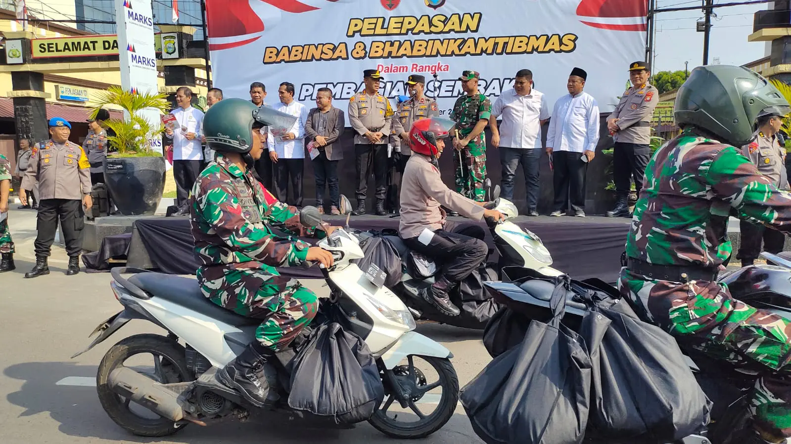 Babinsa dan Babinkamtibmas Salurkan 4000 Bantuan Sembako di Makassar