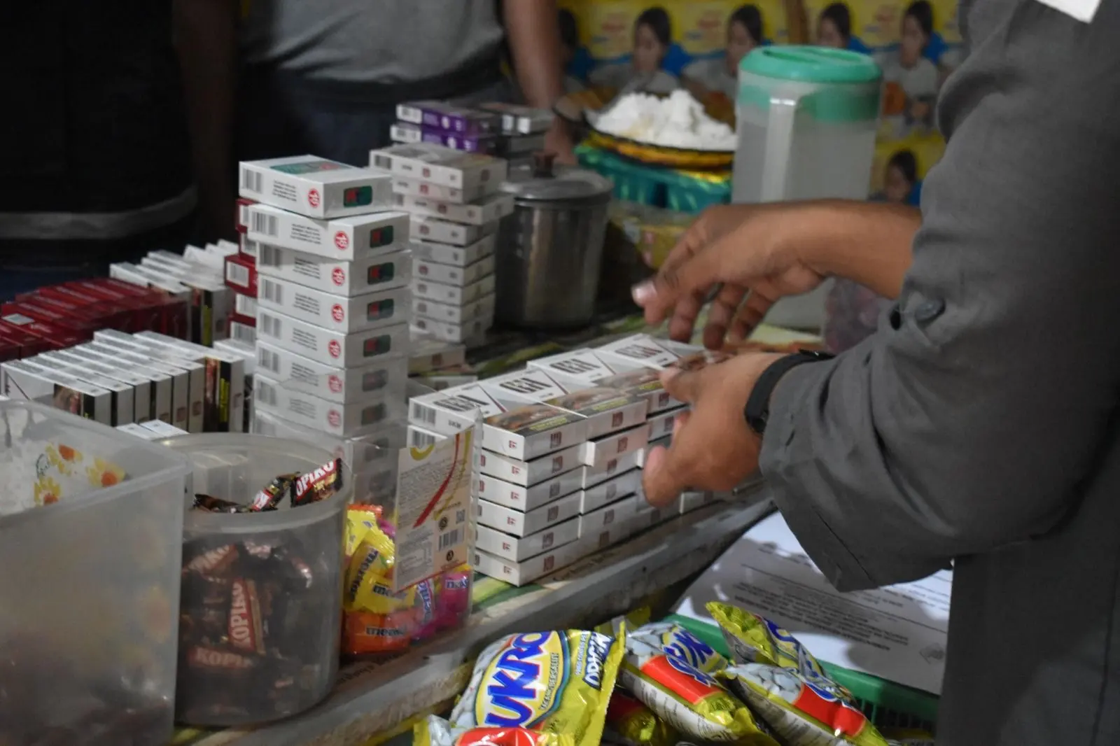 Bea Cukai Operasi Pasar Berantas Rokok Ilegal di Bekasi dan Pekanbaru