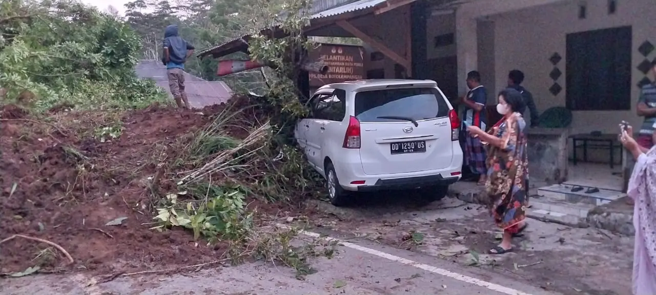 Cuaca Ekstrem, 2 Rumah Warga di Sinjai Tertimbun Longsor