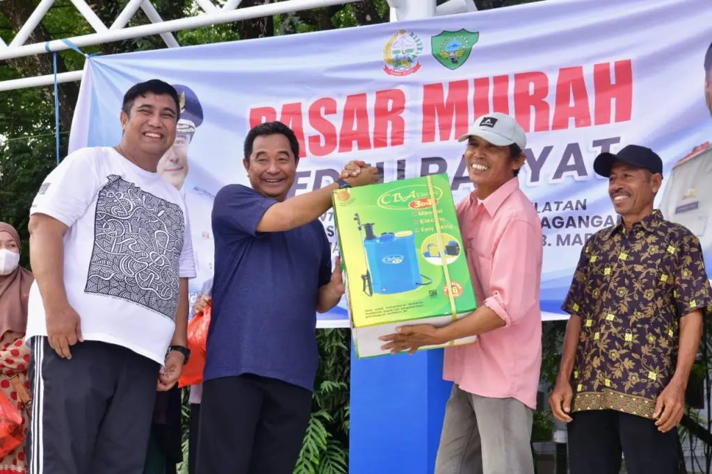 Pj Gubernur Sulsel Bagikan Sembako dan Alsintan Kepada Petani Maros
