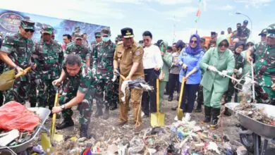 Pj Gubernur Sulsel Hadiri Aksi Bersih Pantai di Bantaeng