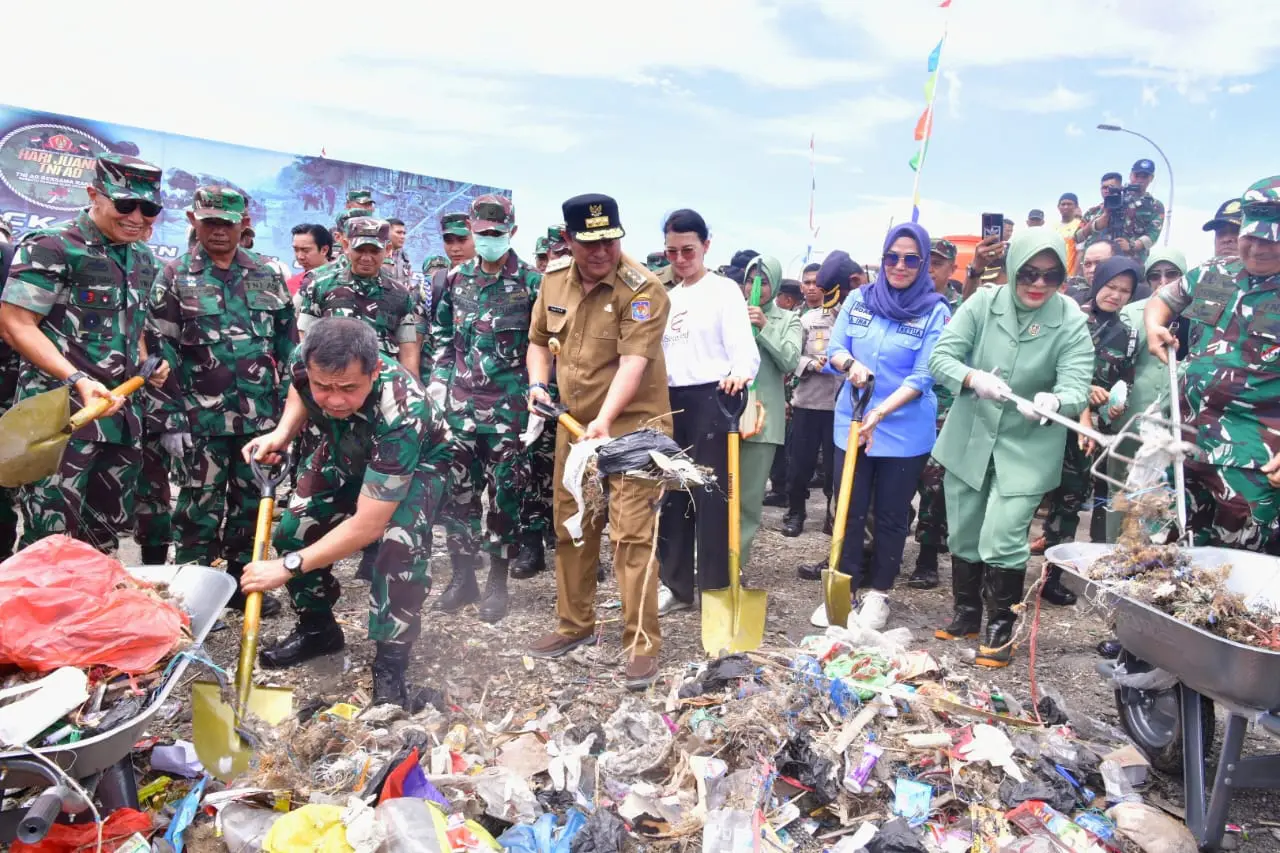 Pj Gubernur Sulsel Hadiri Aksi Bersih Pantai di Bantaeng