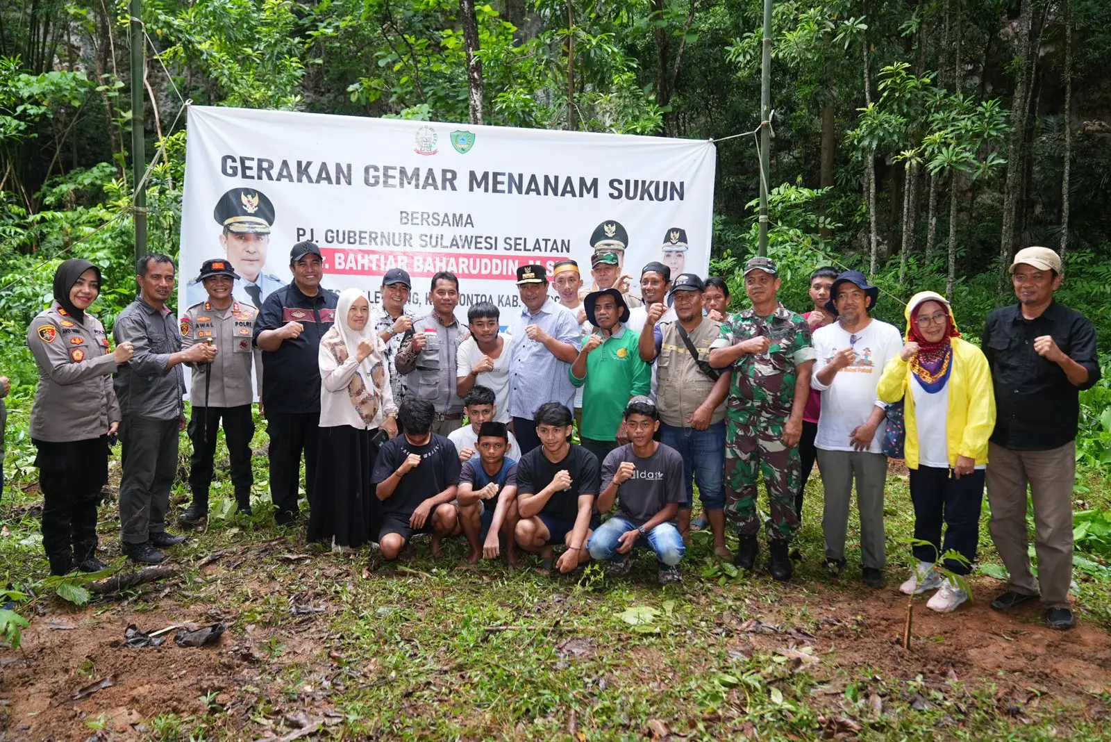 Pj Gubernur Mulai Penanaman Pohon Sukun di Rammang-rammang Maros