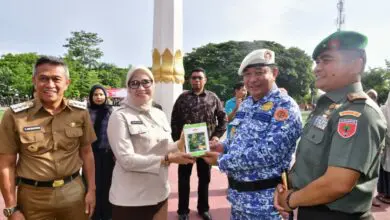 Pimpin Upacara Peringatan Hari Bela Negara, Pj Gubernur Serahkan Bantuan di Bone