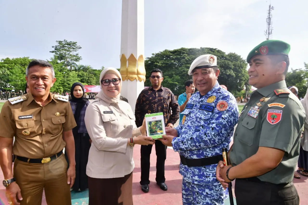 Pimpin Upacara Peringatan Hari Bela Negara, Pj Gubernur Serahkan Bantuan di Bone