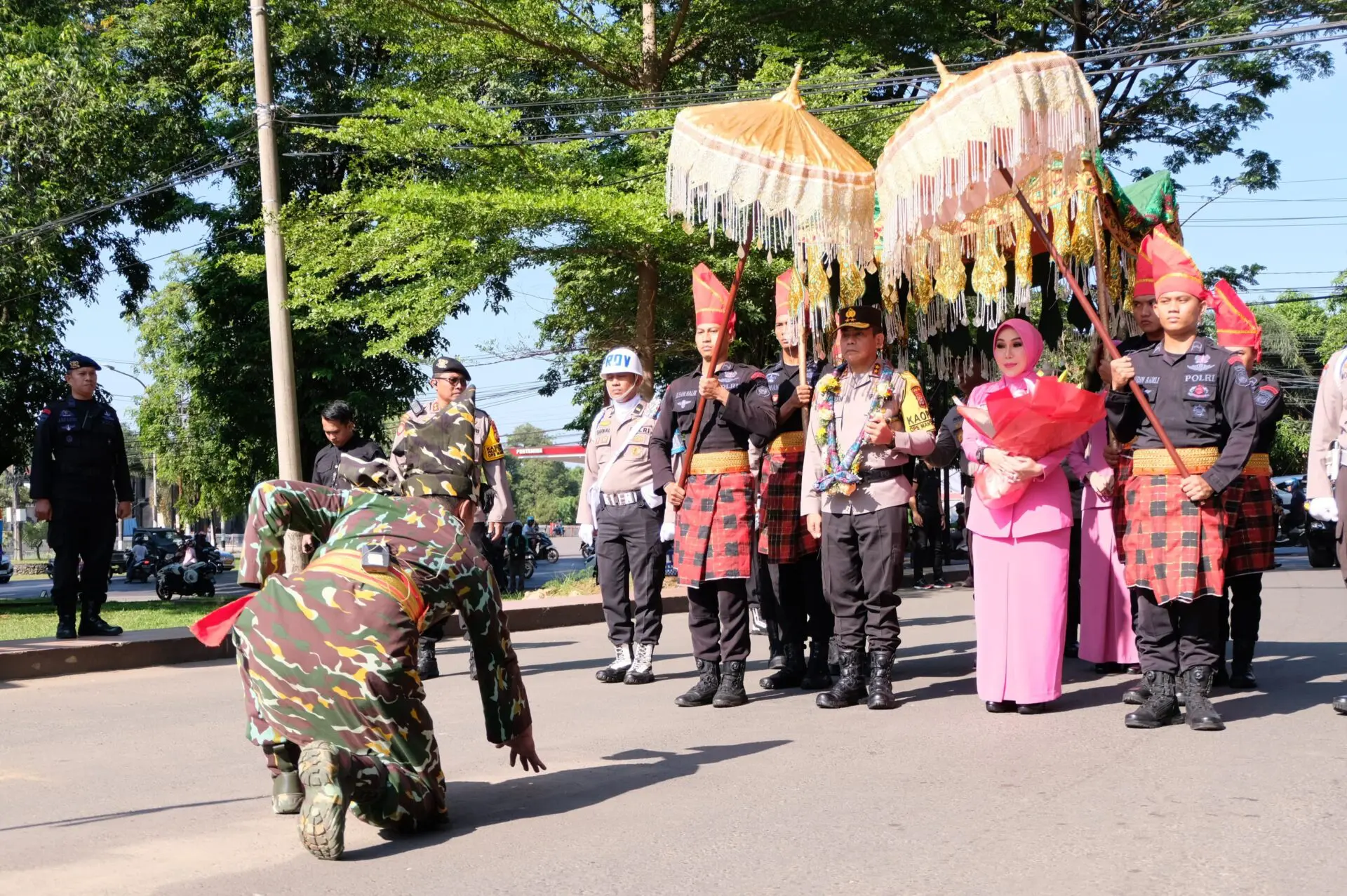 Hari Pertama Bertugas, Kapolda Sulsel Irjen Pol Andi Rian Disambut Sumpah ‘Angngaru’