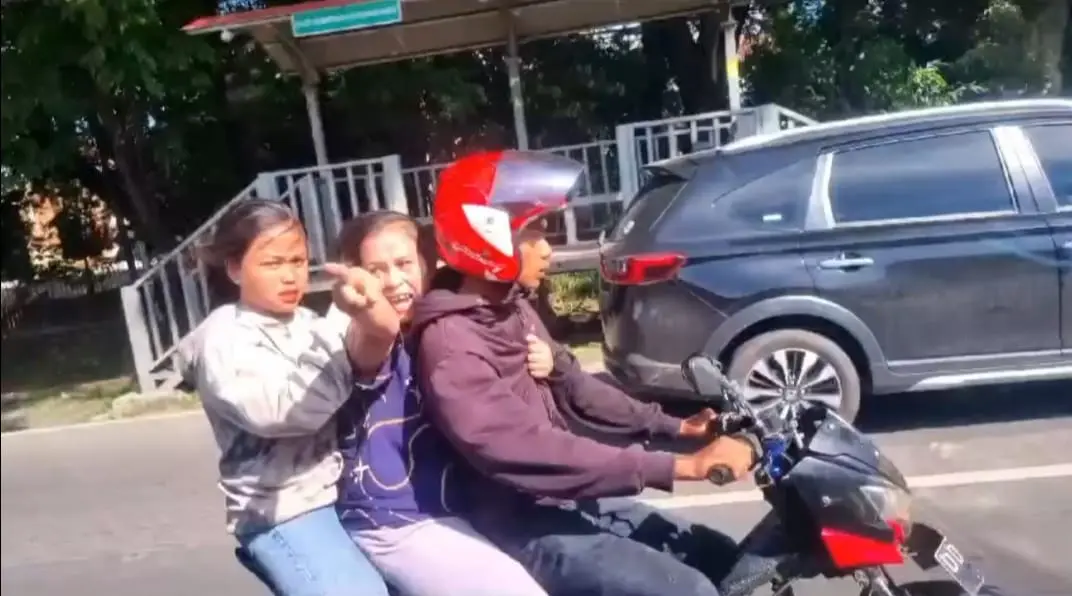 Anaknya Kena Razia Pengamen Jalanan, IRT Serang Mobil Dinsos Makassar
