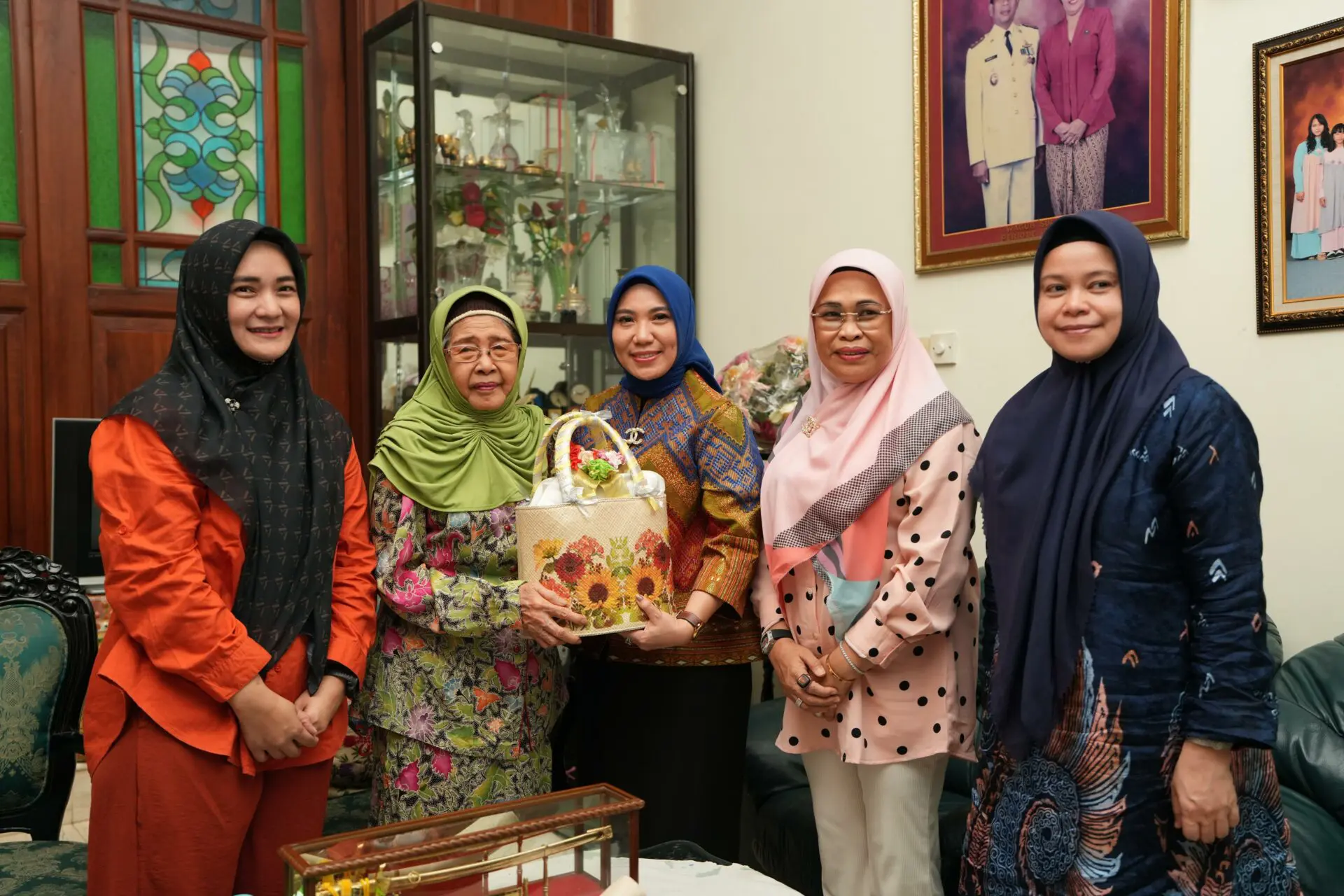 Peringati Hari Ibu, Sofha Marwah Kunjungi Tokoh Perempuan Sulsel