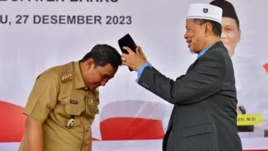 Soan ke Pesantren DDI Mangkoso, Pj Gubernur Sulsel Dapat Songkok dari AGH Farid Wajdi