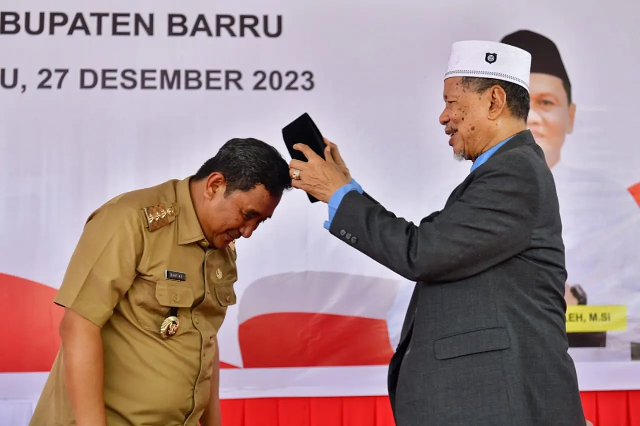 Soan ke Pesantren DDI Mangkoso, Pj Gubernur Sulsel Dapat Songkok dari AGH Farid Wajdi