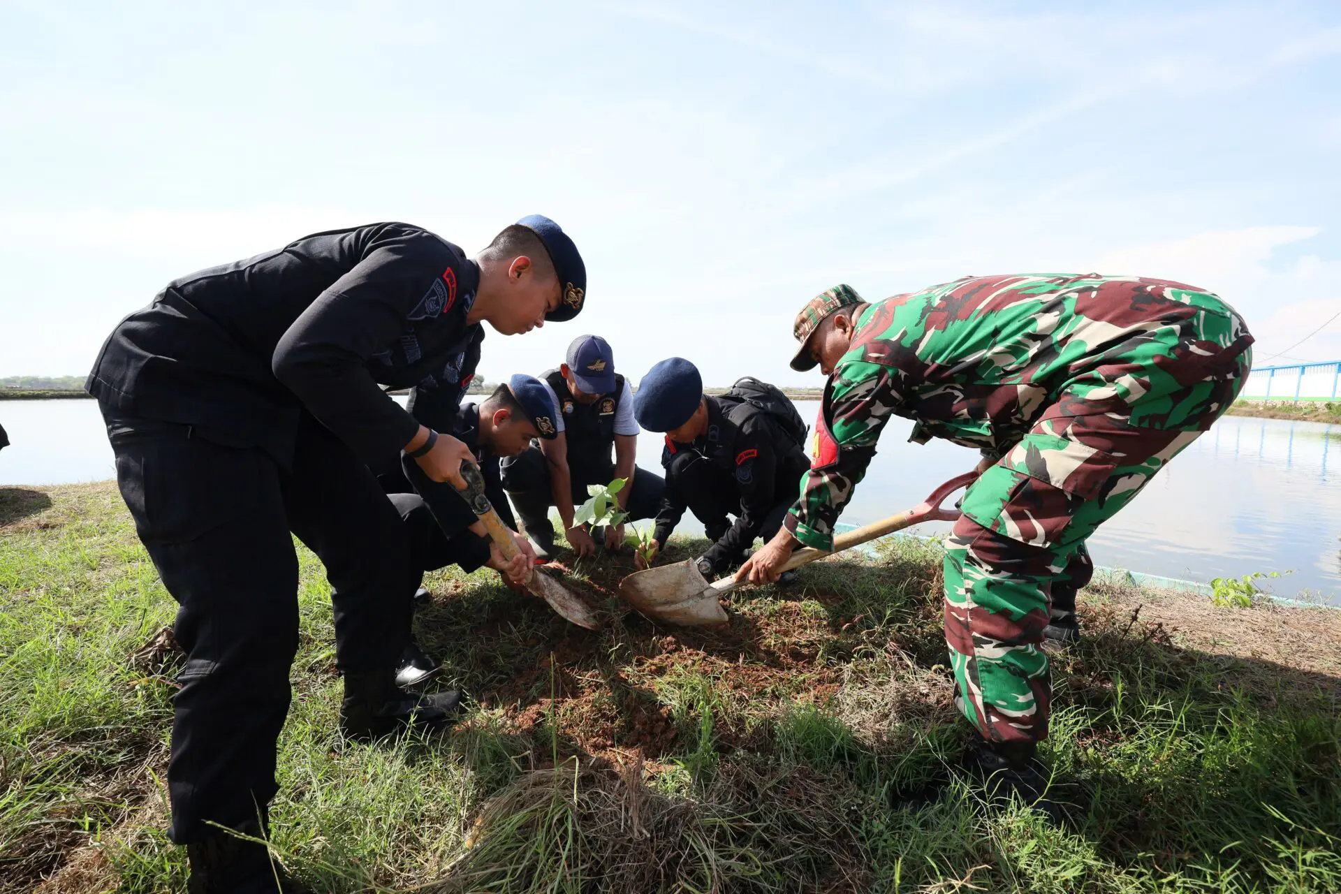 Kodim Makassar Penghijauan di Kampung Nelayan