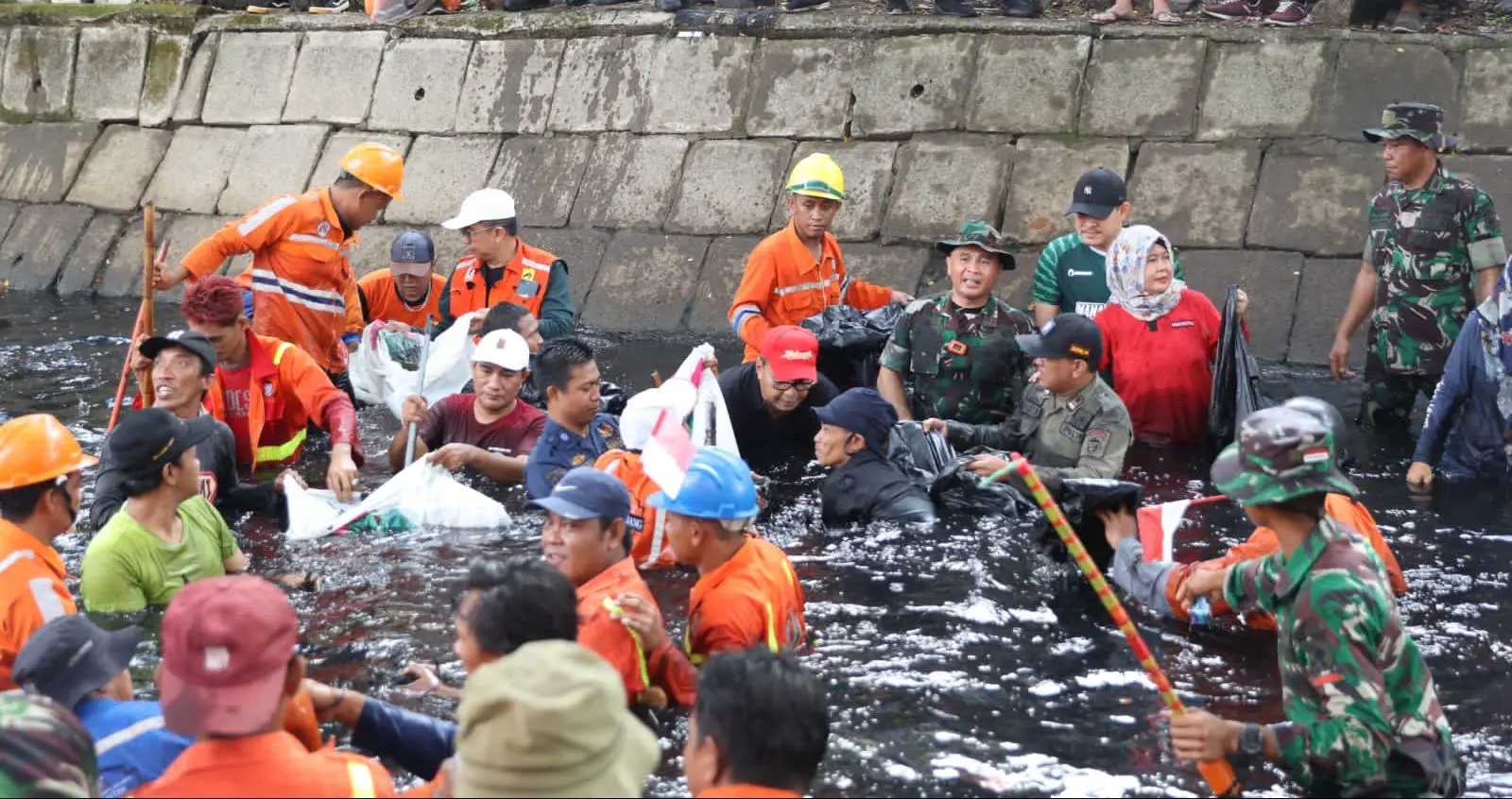 Wali Kota dan Dandim Makassar Turun Kanal Bersihkan Sampah