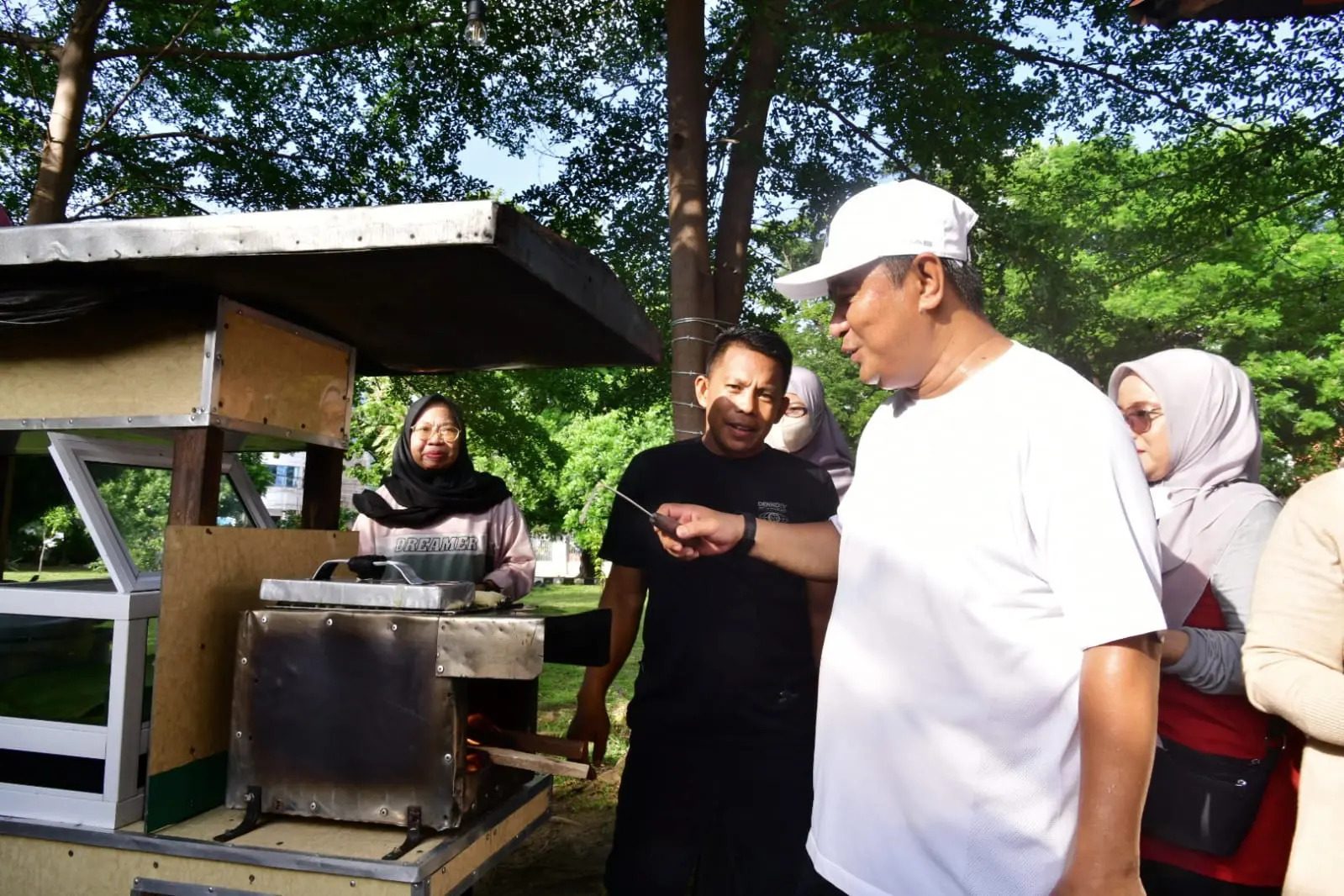 Penjual Buroncong Senang Jualan di Rumah Jabatan Gubernur