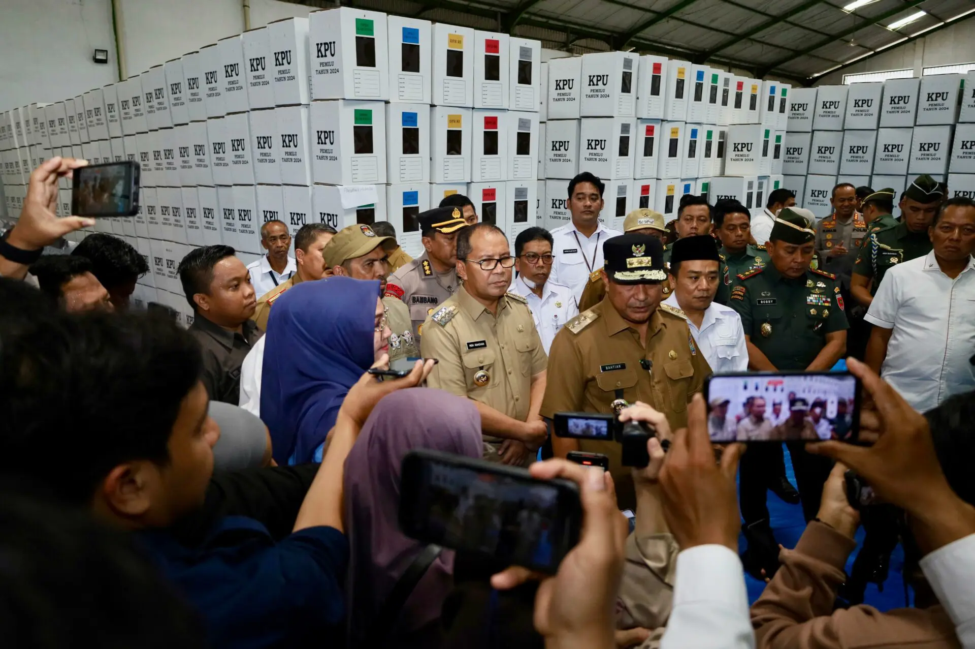 Pj Gubernur Tinjau Kesiapan Gudang Logistik Pemilu di Makassar