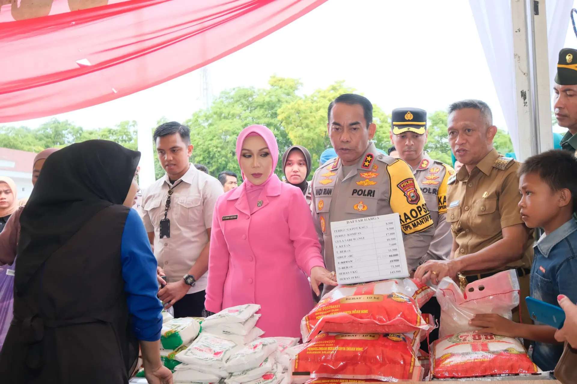 Kapolda Sulsel Bagikan Ribuan Paket Sembako dan Hadiah Umrah di Bone