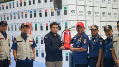 Armada Damkar Makassar Standby di Gudang Logistik Pemilu