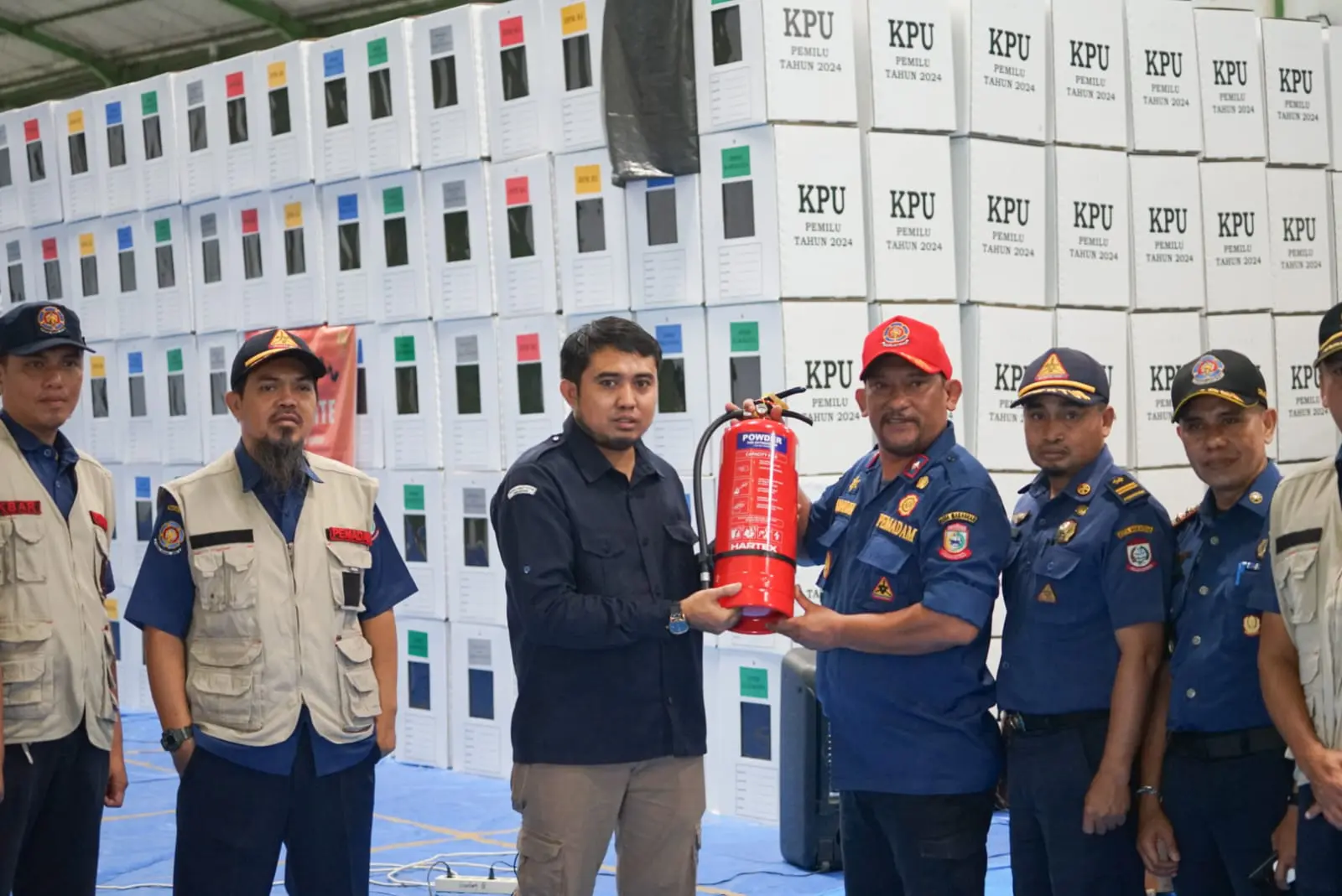 Armada Damkar Makassar Standby di Gudang Logistik Pemilu