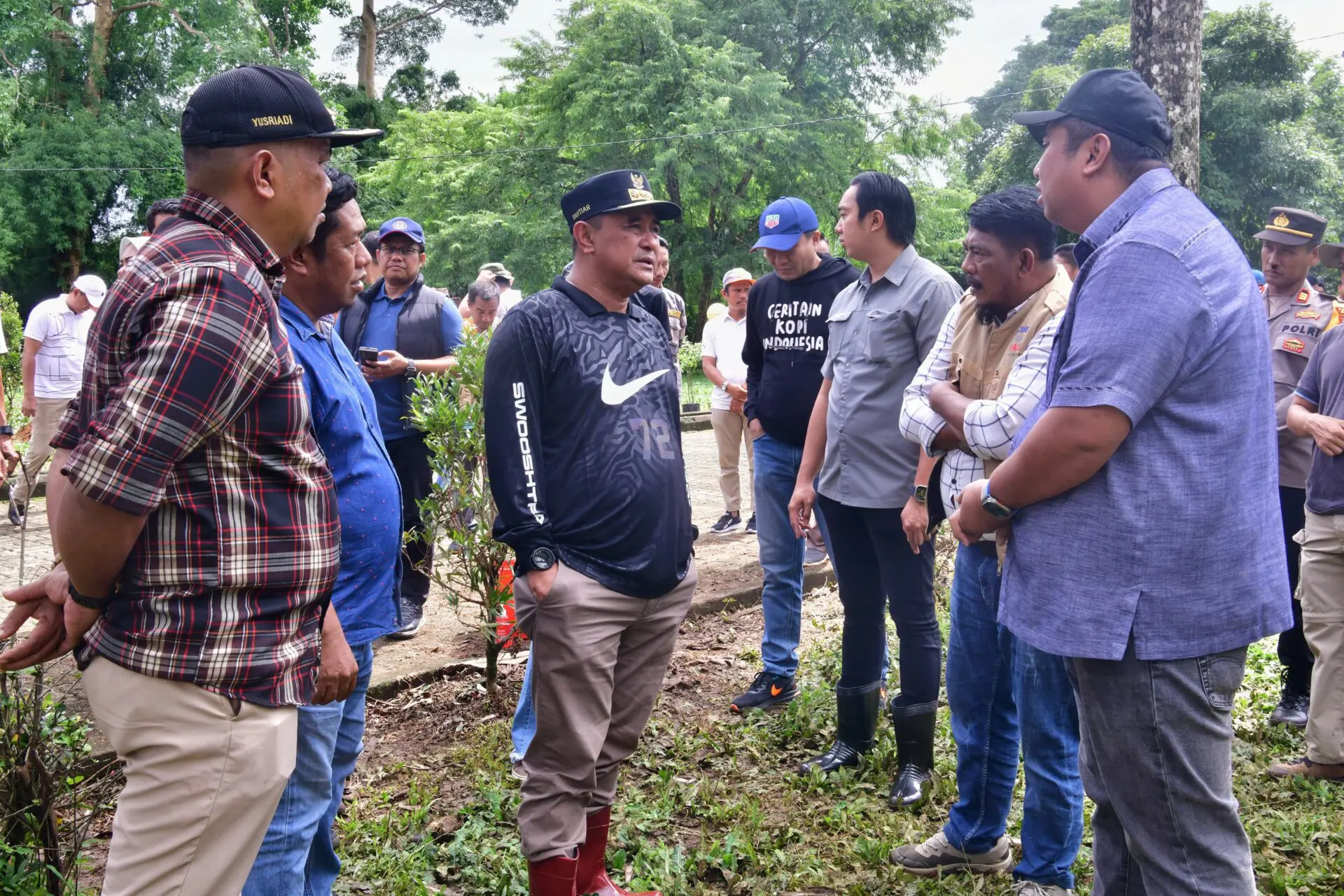 Pj Gubernur Sulsel dan Mahasiswa Unsulbar Tanam Sukun di Maros