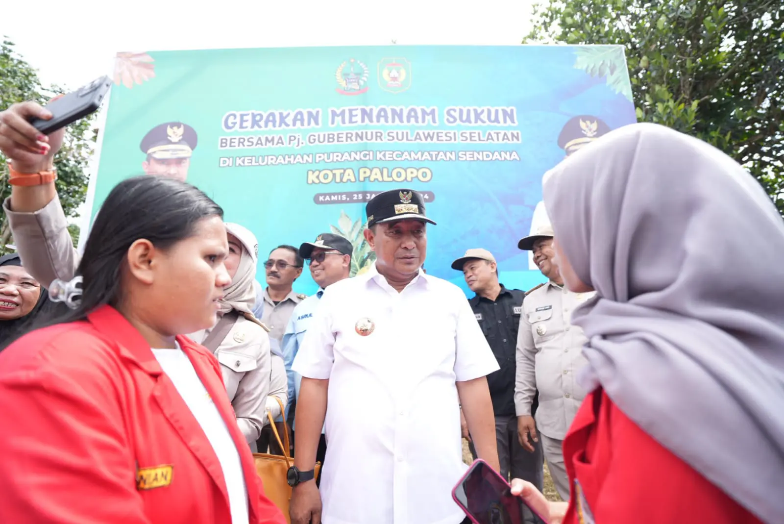 Antusiasme Mahasiswa Unhas Tanam Sukun Bareng Pj Gubernur Sulsel di Palopo