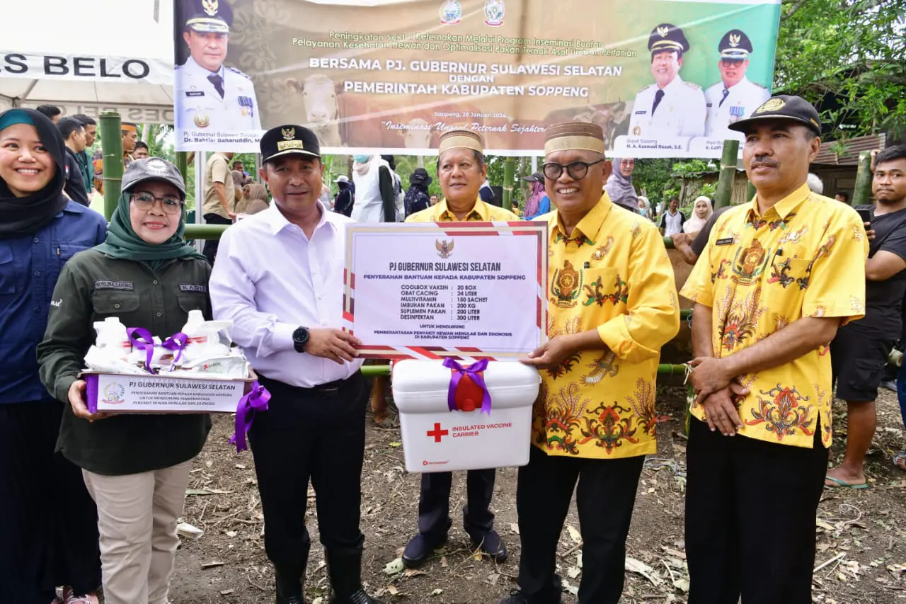 Pj Gubernur Sulsel Serahkan Bantuan Senilai Rp2 M di Soppeng