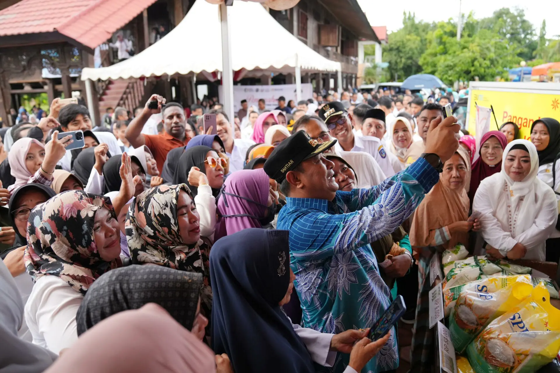 Pj Gubernur Sulsel Salurkan Bantuan Pangan Pemerintah Pusat di Takalar