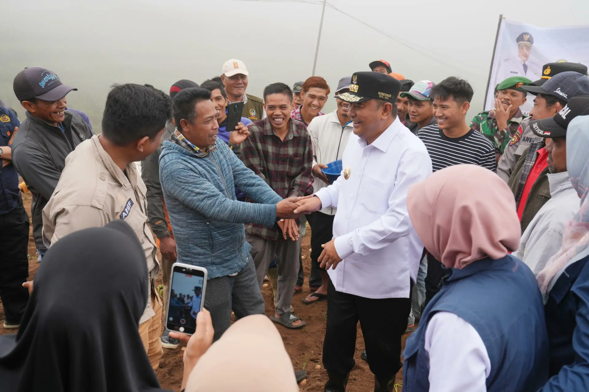 Pj Gubernur Respon Cepat Keluhan Petani di Malino yang Kekurangan Modal