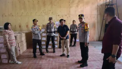 Dikawal Petugas, Surat Suara Capres dan Cawapres Tiba di Tator