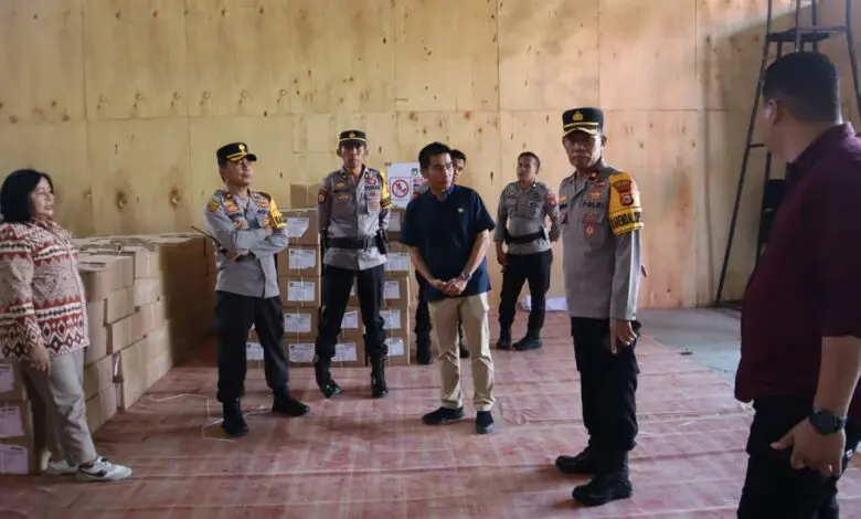 Dikawal Petugas, Surat Suara Capres dan Cawapres Tiba di Tator