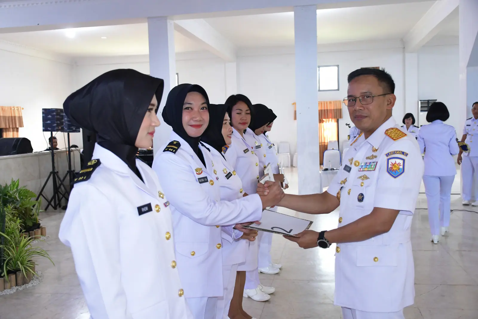 Kowal Makassar Termuda Dapat Tumpeng Dari Danlantamal
