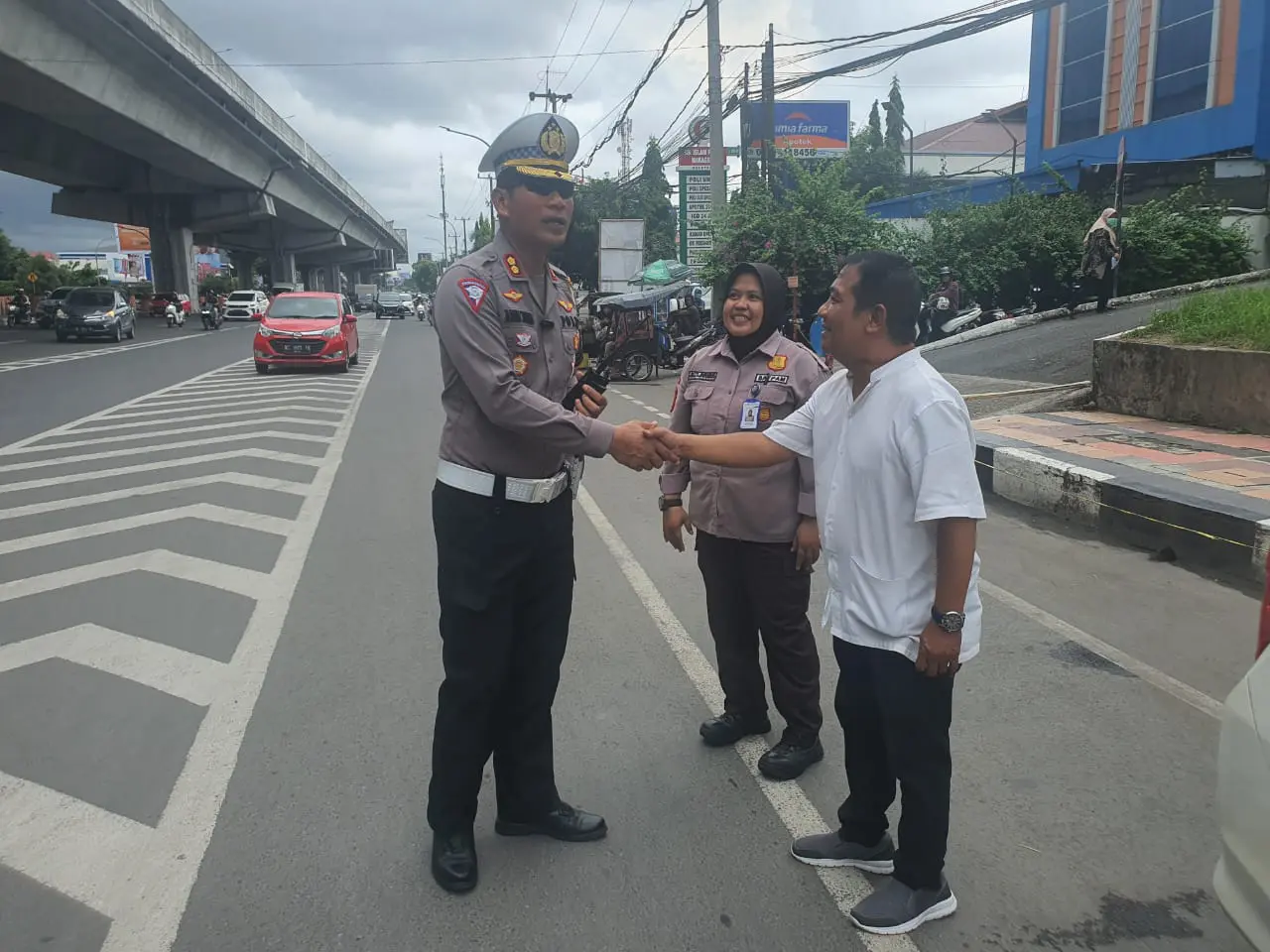 Viral Pengunjung RS Paramount Parkir di Badan Jalan, Kasat Lantas Turun Tangan