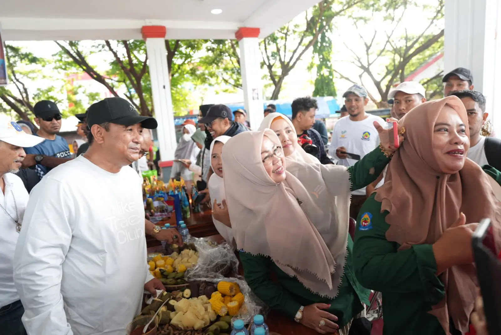 Pj Gubernur Sulsel Salurkan Bantuan Pangan Presiden di Jeneponto