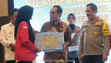 Wakapolri Serahkan Beasiswa Kepada 80 Mahasiswa Unhas
