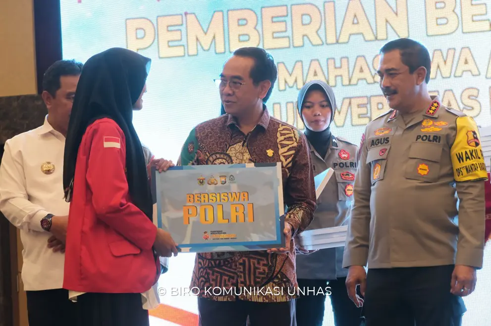 Wakapolri Serahkan Beasiswa Kepada 80 Mahasiswa Unhas